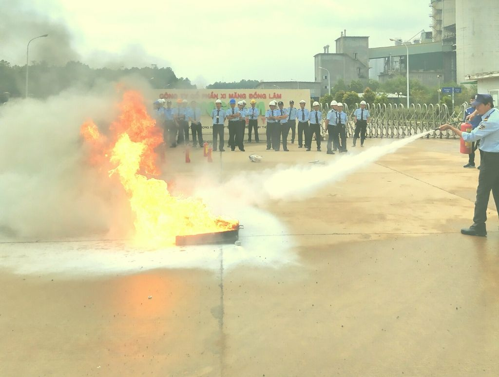 Nhân viên bảo vệ Trí Dũng tập huấn phòng cháy chữa cháy