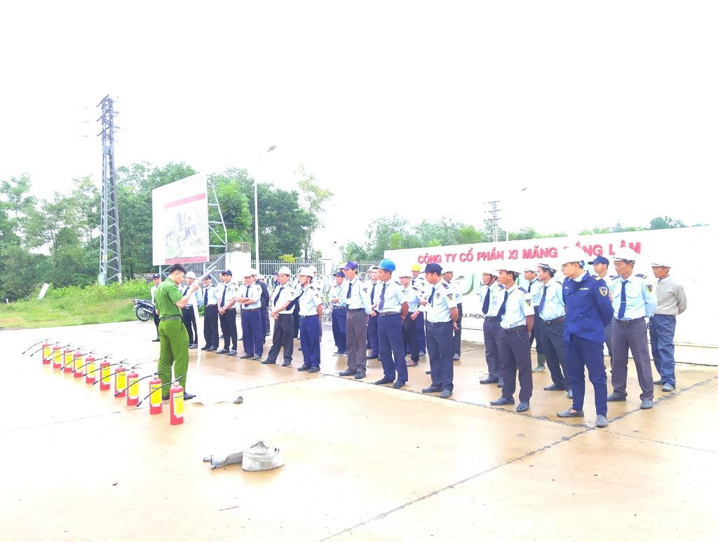 Nhân viên bảo vệ Trí Dũng tập huấn phòng cháy chữa cháy